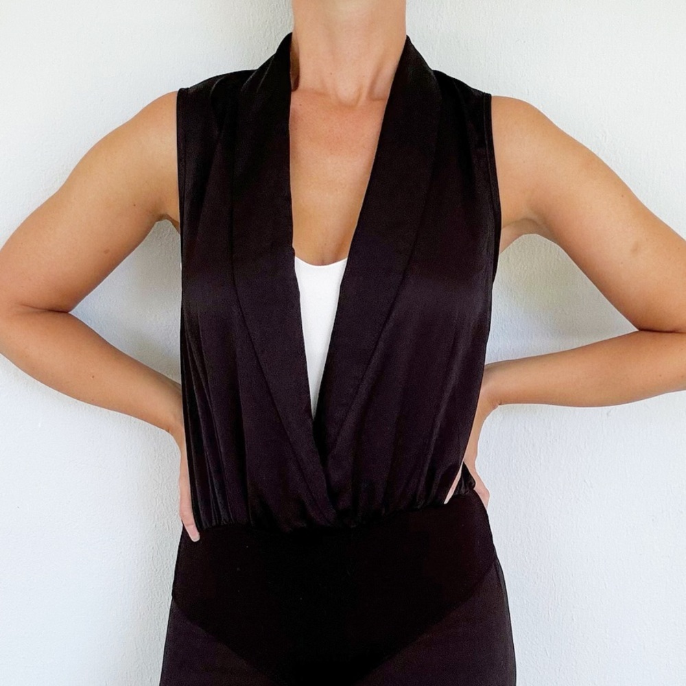 Missguided black deep-v drape front sleeveless fold-over collar bodysuit size 4